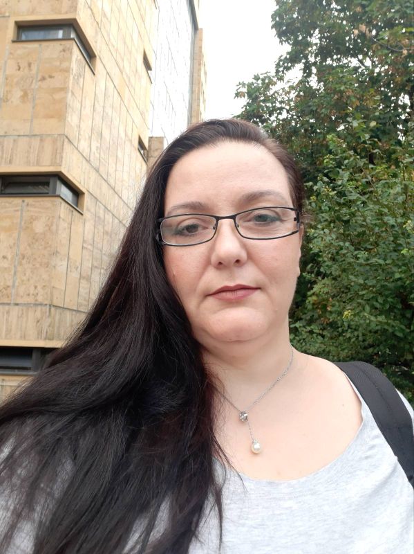 КОГА МИ КАЖАА- НЕ ЗНАЕВ ДАЛИ САКАМ ДА ПЛАЧАМ, ДА ВРИШТАМ ИЛИ ДА СЕ СМЕАМ. СТРЕСОТ ГО КАНАЛИЗИРАМ СО СМЕЕЊЕ И СЕ НАСМЕАВ