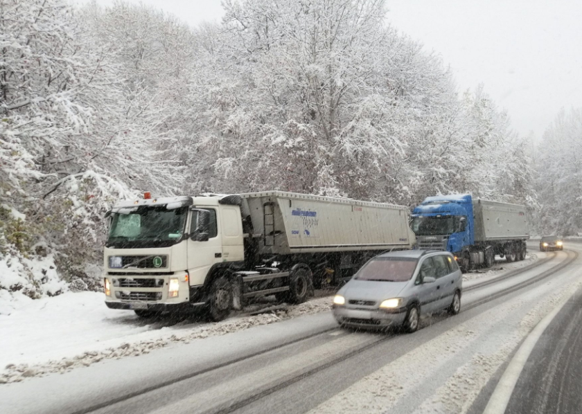 Забрана за сообраќај за камиони на неколку патни правци поради врнежи од снег