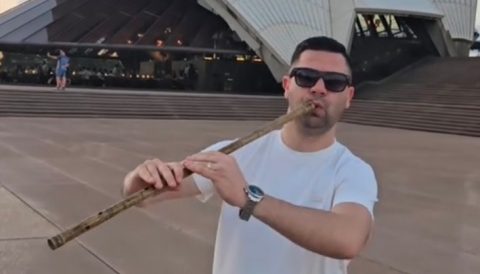 Познатиот македонски музичар Александар Ицов со кавал пред Опера хаус ja промовираше македонската традиционална музика (ВИДЕО)