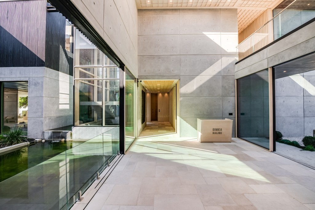 Империја на бетон во срцето на Малибу: Куќа создадена да преживее апокалипса чини 35 милиони долари и ветува вечност