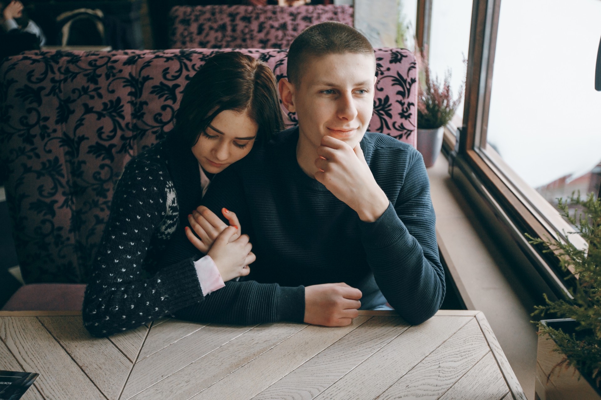 Каменот доаѓа одблизу – кога мажите изнверуваат тоа најчесто го прават со жена од нивната околина!