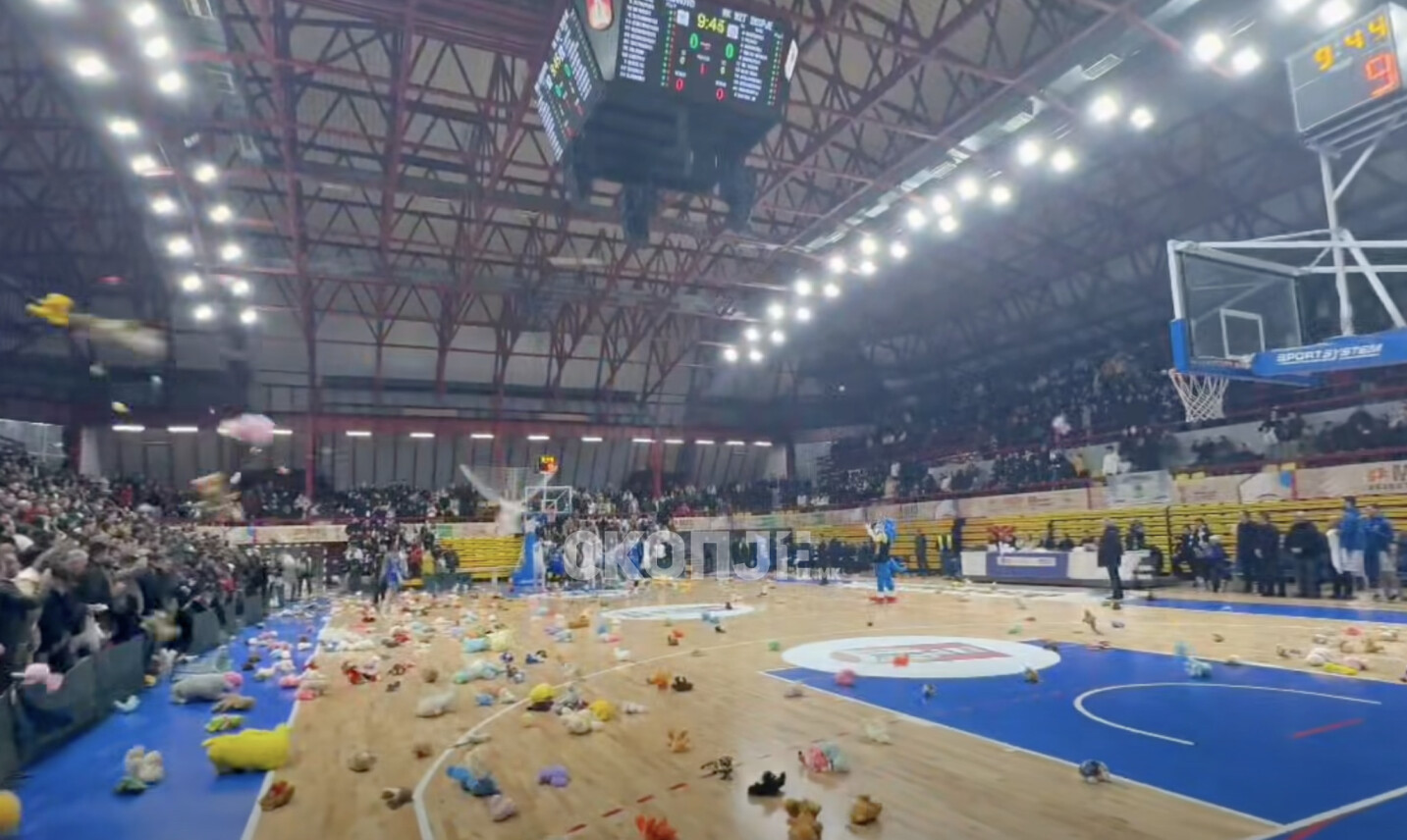 (Видео) Го преплавија теренот со мечиња: Спорт и солидарност во салата во Куманово