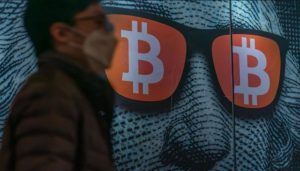 Паника на криптопазарот: биткоинот изгуби 20% за една недела