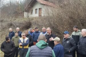 Видео: Тензии меѓу жителите на Блатец и луѓето од фирмата што сака да гради хидроцентрала