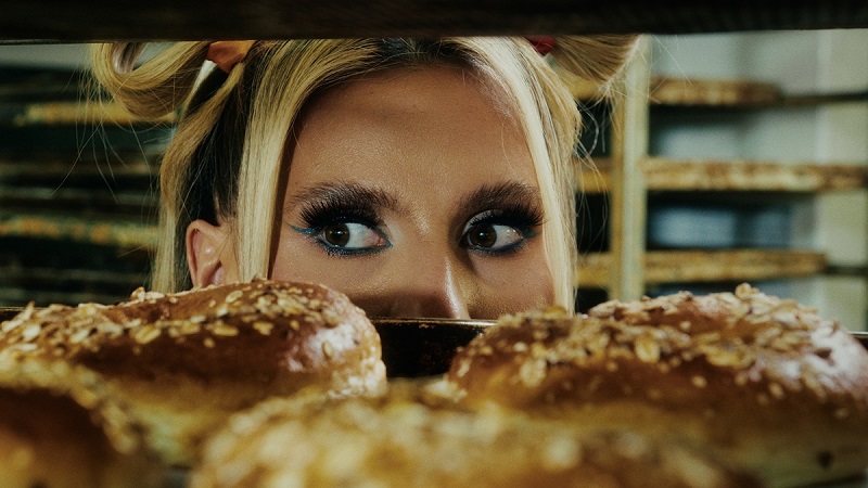 Колку љубов заслужува љубовта? Сара Мејс и Стефан Николовски во дуел со стереотипите во нов видео запис