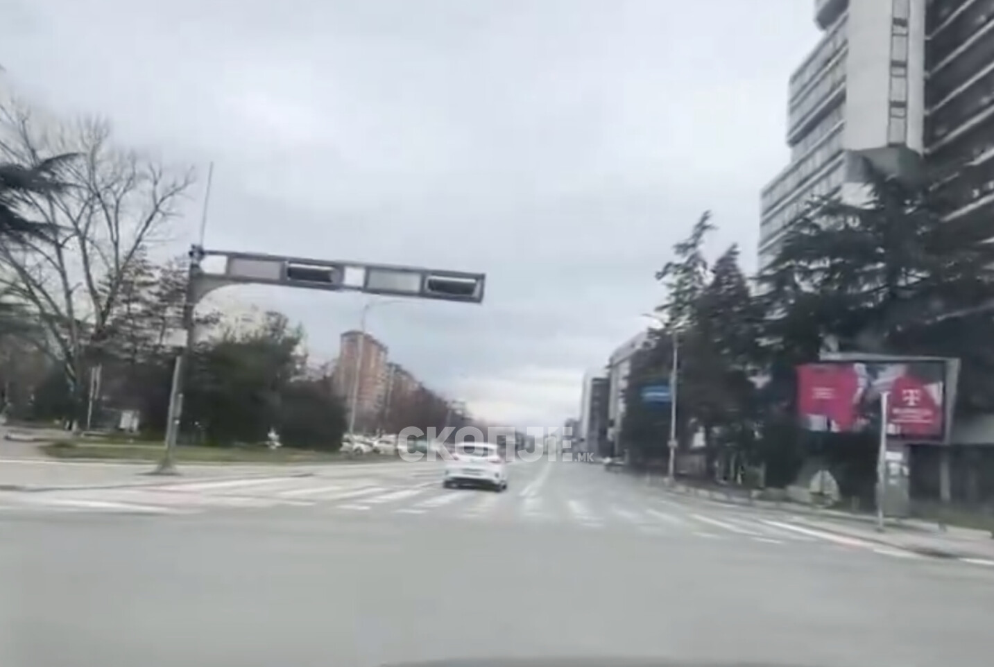 (Видео) Снимка од центарот: Автомобил во спротивен правец кај Цветен пазар