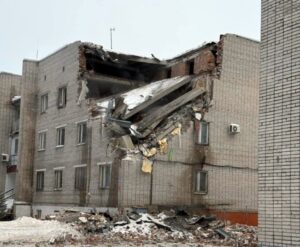 Силна експлозија во руски град: уништена зграда на воената полиција, има мртви