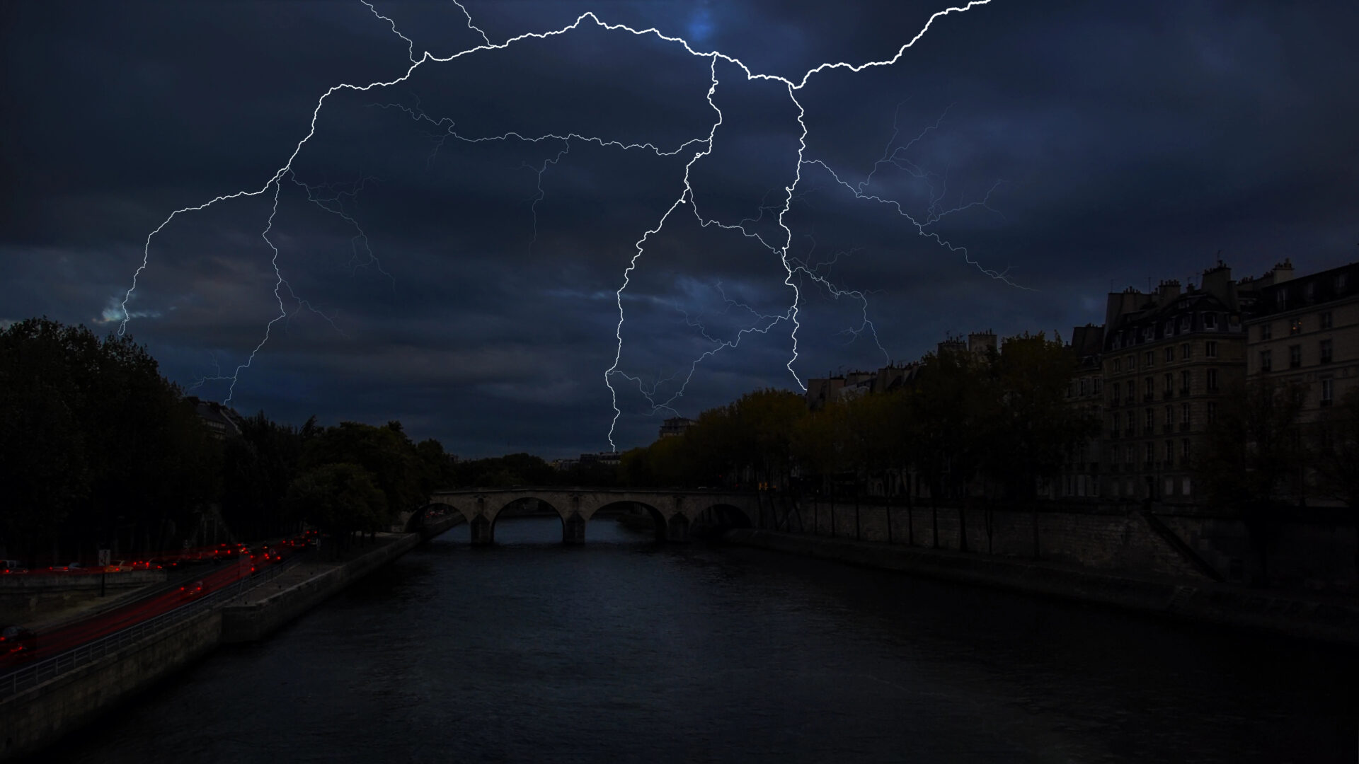 Црвен метео аларм поради лавини, поплави и бури во Франција