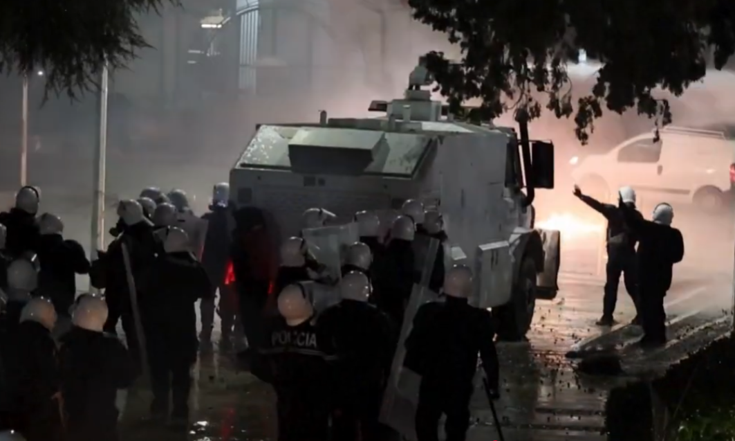 Немири во Албанија: Демонстрантите фрлаа молотови коктели врз полицијата