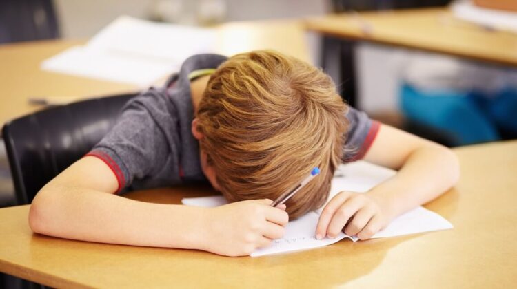 „Мамо, не можам да ја најдам јакната!“ – како да му помогнете на детето ако постојано губи работи и заборава обврски