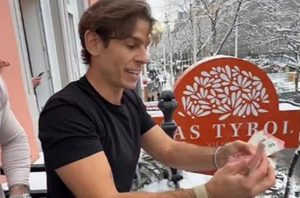 (ВИДЕО) Предизвикал хаос на улицата – Австриски инфлуенсер фрлил 10.000 евра од балконот кон минувачите во Виена, толпа луѓе ги грабала банкнотите