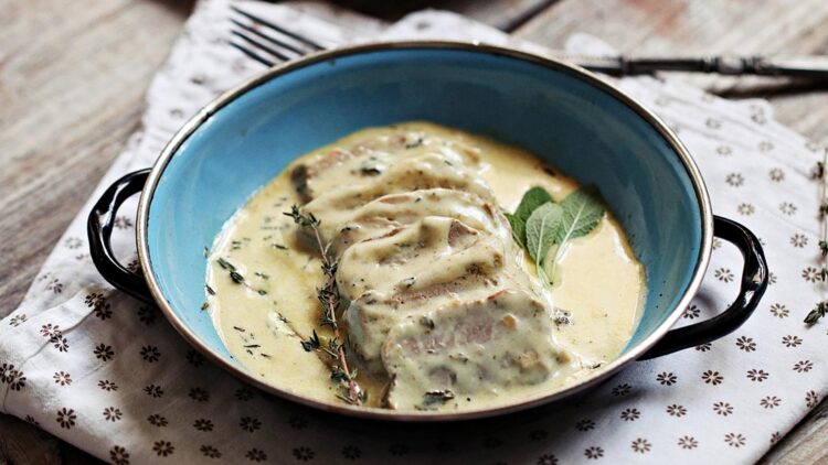 РЕЦЕПТ НА ДЕНОТ: Свински медалјони во сос на кои никој не може да оддолее