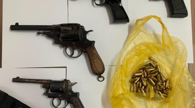 Жител на Кавадарци фатен дома со повеќе пиштоли и 58 куршуми