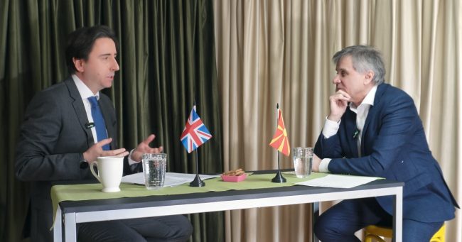 МАКЕДОНСКИТЕ ГРАЃАНИ ЌЕ ВИДАТ КОНКРЕТНА КОРИСТ ОД ПАРТНЕРСТВОТО СО ВЕЛИКА БРИТАНИЈА, ЌЕ СЕ ГРАДАТ ПРУГИ И БОЛНИЦИ – ПОДКАСТ СО АМБАСАДОРОТ МЕТЈУ ЛОСОН