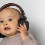 Бебињата што ја усвојуваат оваа вештина имаат предност во учењето на јазикот