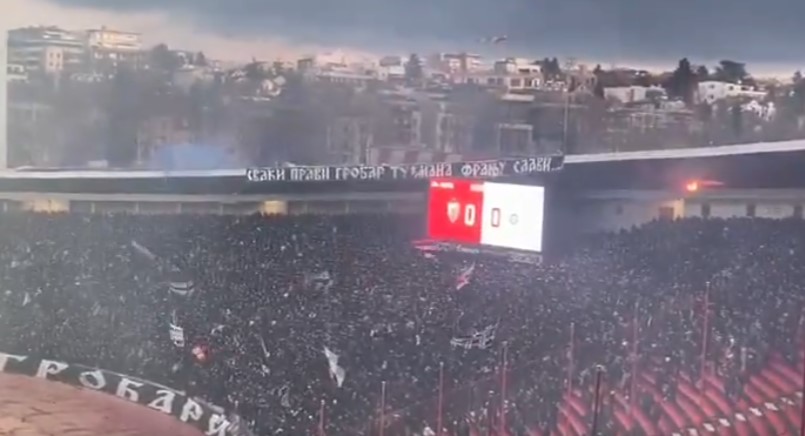 Провокација од „Делии“ во дербито: Спуштија транспарент над навивачите на Партизан (ВИДЕО)