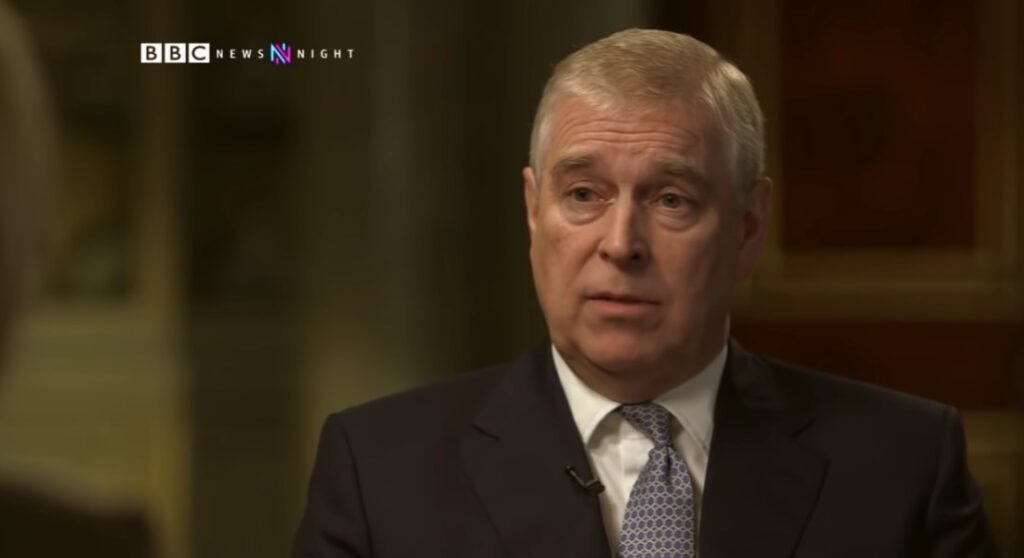 Се претресуваат вилите на поранешниот принц, се испитуваат камерите на аеродромите