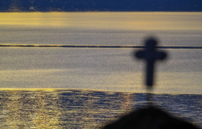 Променливо облачно и релативно топло, со слаб локален дожд