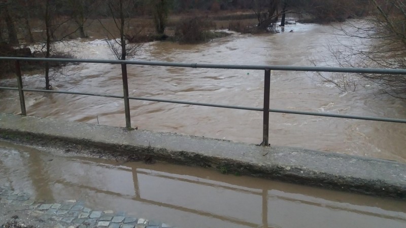 Забранет сообраќајот на регионалниот пат Гостивар – село Чегране поради излевање на реката Вардар и обилниот дожд