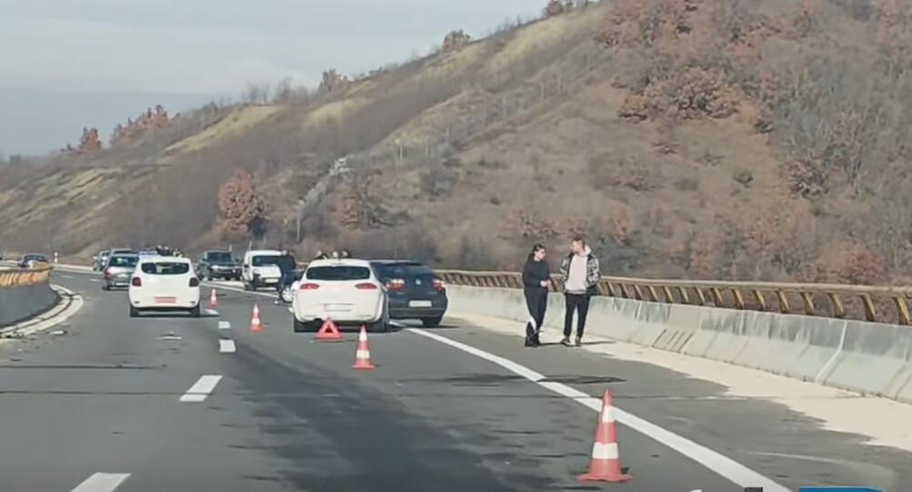 (ВИДЕО) Пет возила се судрија на автопатот „Штип-Миладиновци“, делови расфрлани по коловозот