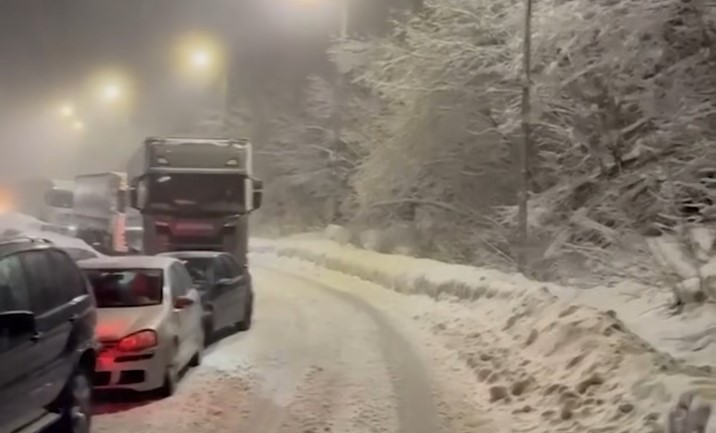 Снег на Стража, сообраќајот затворен за товарни тешки возила