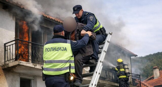 Полицајци спасиле старец кој бил заглавен на тераса при пожар во неговата куќа