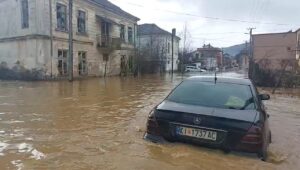 (ВИДЕО) Поплава во Кичево: Евакуирани околу 200 луѓе, под вода и објекти на болницата