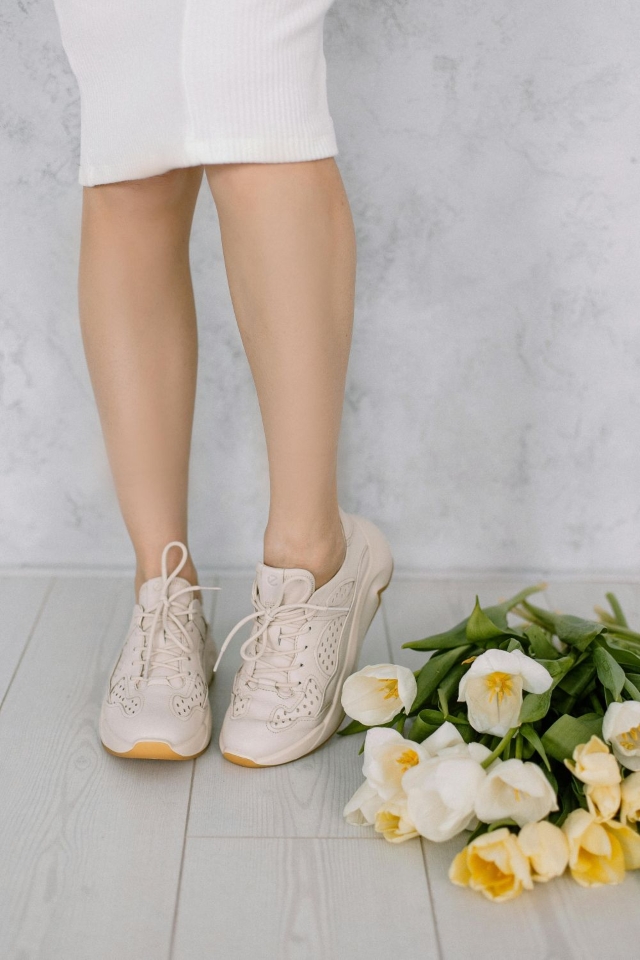 Мокасините паѓаат во втор план: Најмодерните патики за пролет 2026 се идеални и за работа и за вечерни излегувања