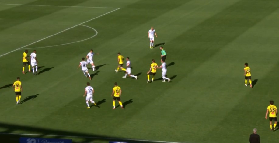 Луд гол во Австралија: Фудбалер погоди од 70 метри (ВИДЕО)