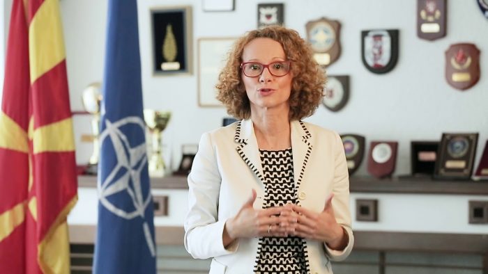 СДСМ ЈА БРАНИ ШЕЌЕРИНСКА ОД ВУЧИЌ: Нејзината улога во НАТО е доказ за силата и компетентноста на жените во политиката