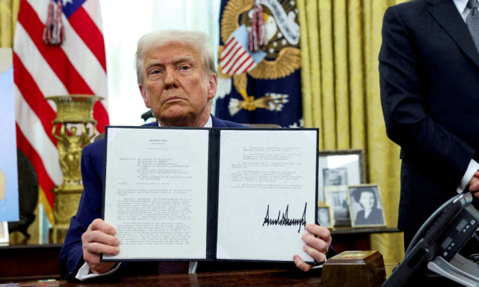 Трамп објави дека ги зголемува глобалните царини на 15 проценти