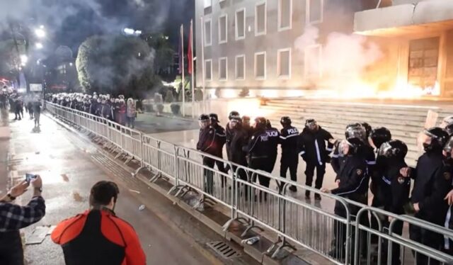 Над 20 лица се повредени на антивладиниот протест во Тирана синоќа