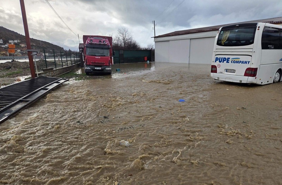 Високиот водостој поплави компании во Подмоље