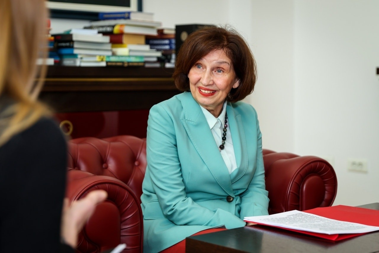 ФАКТОР НА ДЕНОТ: Сиљановска-Давкова вели дека претседателите се шегувале со неа за владиното авионче