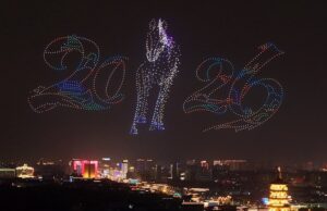 Кина со танц на роботите влезе во Лунарната година на коњот