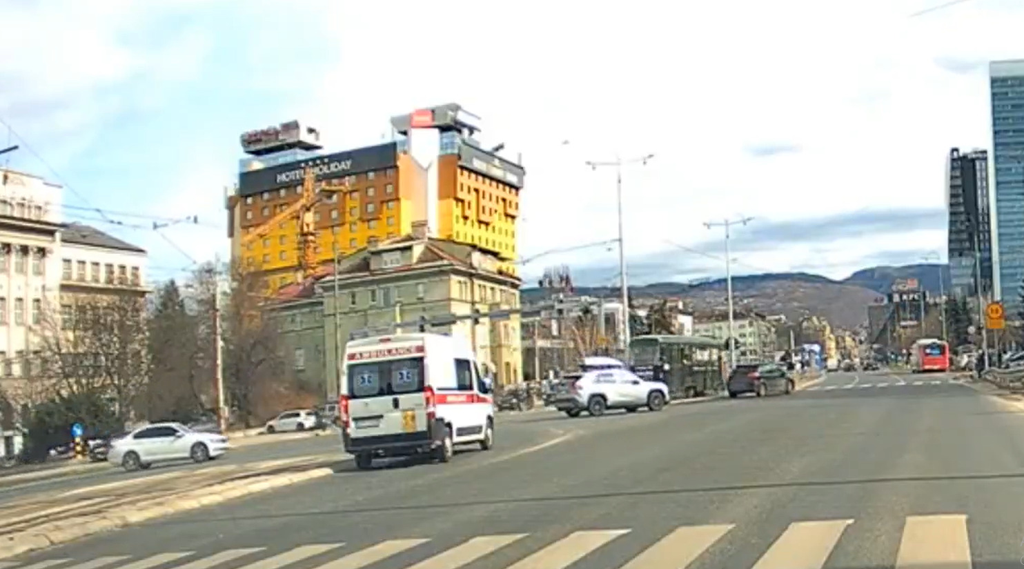 (Видео) Страшна сообраќајна несреќа во Сараево: 23-годишник загина кога го удри трамвај на станица