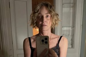 (ВИДЕО) Сосема искрена – Шерон Стоун не е роб на трендовите и природно старее: „Дали треба да се плашиме кога ќе се погледнеме во огледало?“