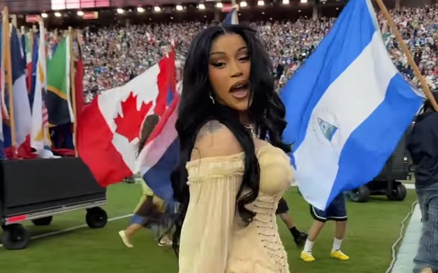 ВИДЕО: Робот падна врз Карди Би додека таа провокативно танцуваше пред него