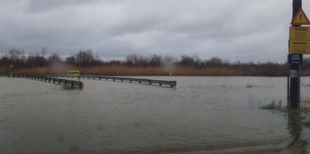 ВИДЕО Хаос поради времето во Грција: Затворени училишта, заглавени автомобили, поплавени села