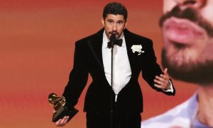 (ФОТО) КОЕ Е МОМЧЕТО КОЕ ОСВОИ ГРЕМИ НАГРАДИ И ЧИИ ПЕСНИ ГИ СЛУША ЦЕЛ СВЕТ? Работел како благајник, а денес сите зборуваат за него