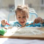 Заборавете на кукли и камиончиња – научничка тврди дека децата треба да си играат со кујнски предмети