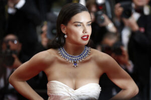 (Фото) Без филтри, шминка и апликации за разубавување – Адријана Лима го покажа своето вистинско лице