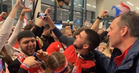 ВИДЕО: Хрватите не добија дочек поради политика, но фанови ги пречекаа среде ноќ – на аеродром!