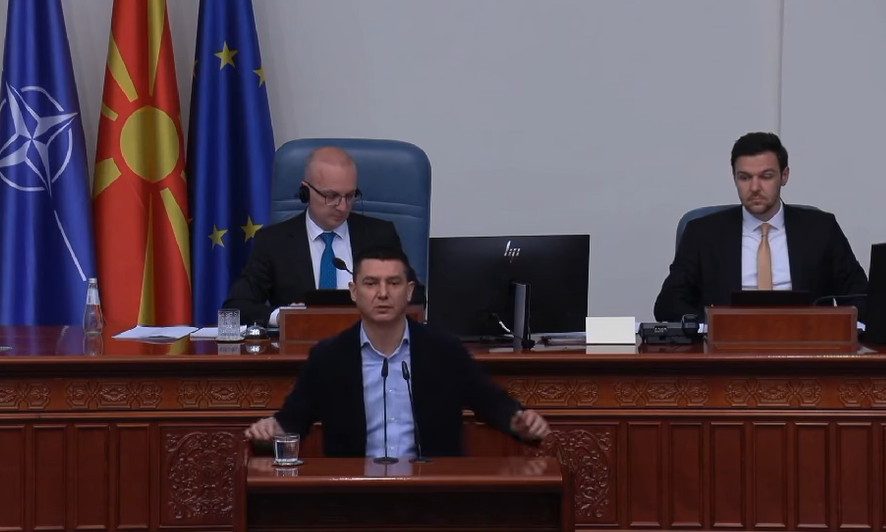 Мицкоски му забележа на Шаќири за значката со албанското знаме – што направи тој?