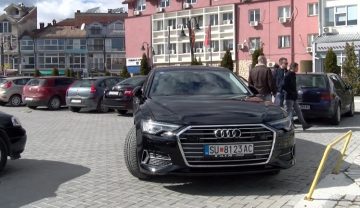 СЕ ПРОДАВА „АУДИТО“ НА МЕРКО – Советот на општина Струга реши да го стави возилото на јавно наддавање