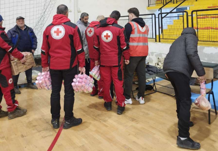 ПОМОШ ПО ПОПЛАВАТА ВО КИЧЕВО: Евакуирани се и згрижени 250 лица од кои 61 се дете, најмалото е бебе и има само еден месец