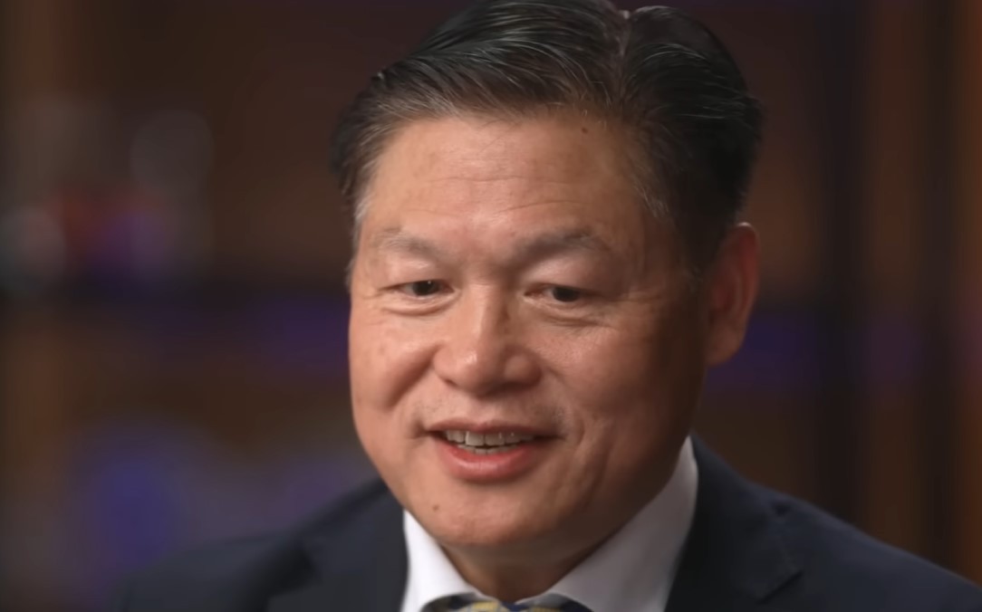 Одгледал 5 деца од анонимни донаторки на јајце-клетки и сурогат мајка: Кој е таткото на шампионката Алиса Лиу?