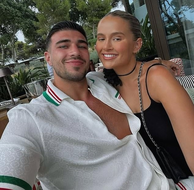 Селфи, милиони, и слава: Младите инфлуенсери во Британија брзо стануваат милионери и го менуваат лицето на богатството