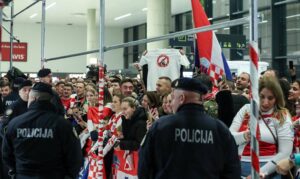 Хрватските ракометари пречекани со вкрстени знамиња на Томашевиќ и ХОС со натпис „За татковината спремни“