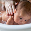 Како правилно се бања бебе, чекор по чекор?